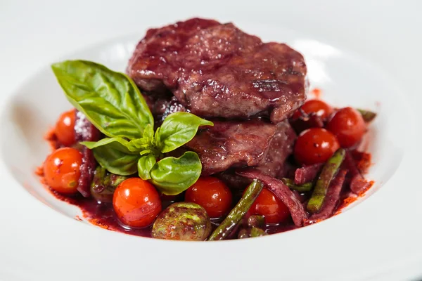 Carne grigliata saporita con salsa con verdure — Foto Stock