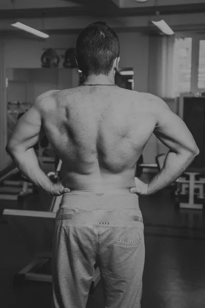 Homme musclé dans la salle de gym — Photo