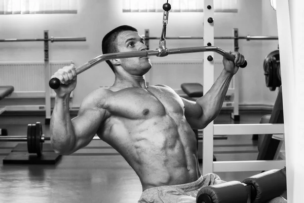 Entraînement de force athlète professionnel dans la salle de gym — Photo