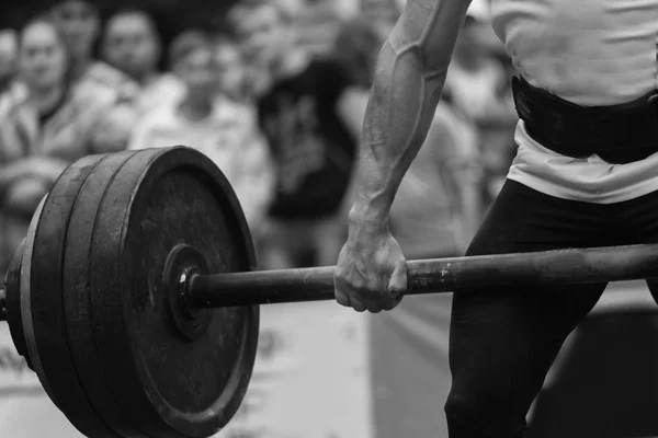 Professionele atleet voert deadlift — Stockfoto