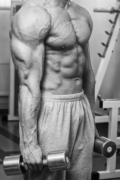 Entrenamiento de fuerza atleta profesional en el gimnasio — Foto de Stock