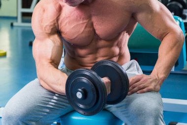 Gücü eğitim profesyonel sporcu spor salonunda