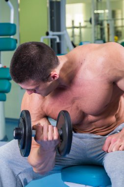 Gücü eğitim profesyonel sporcu spor salonunda