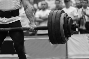 Profesyonel sporcu deadlift gerçekleştirir