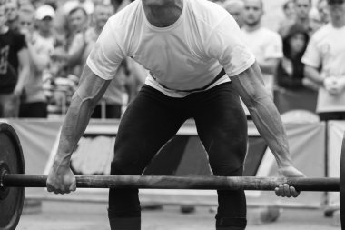 Profesyonel sporcu deadlift gerçekleştirir