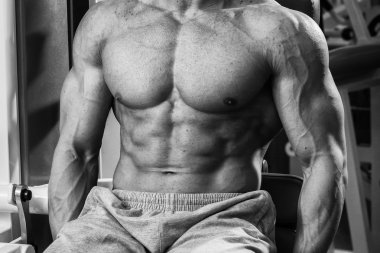 Gücü eğitim profesyonel sporcu spor salonunda