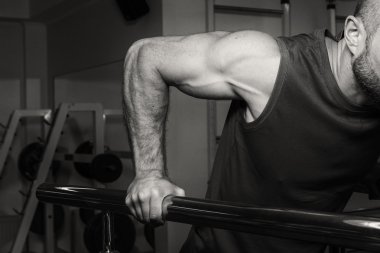 Gücü eğitim profesyonel sporcu spor salonunda