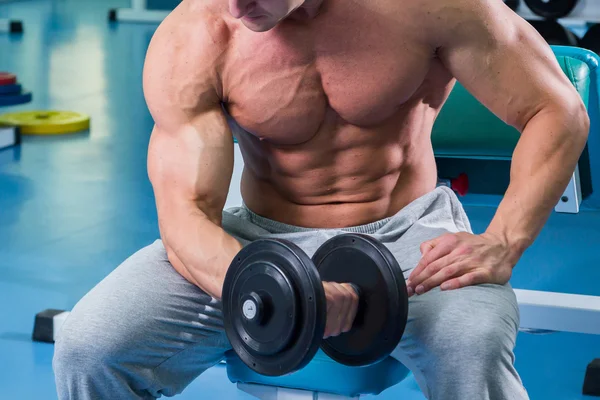 Entrenamiento de fuerza atleta profesional en el gimnasio — Foto de Stock