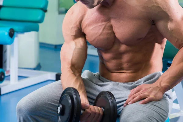 Sterkte opleiding professionele atleet in de sportschool — Stockfoto