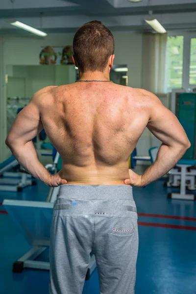 운동하는 근육질의 남자 — 스톡 사진