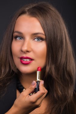 Koyu elbiseli güzel esmer