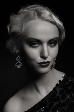 Karanlık bir arka plan üzerinde vintage elbiseli güzel sarışın