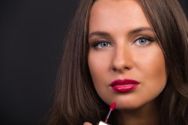 Koyu elbiseli güzel esmer