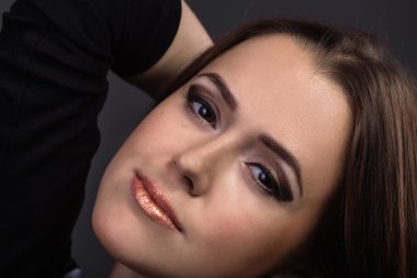 Koyu elbiseli güzel esmer