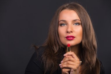 Koyu elbiseli güzel esmer