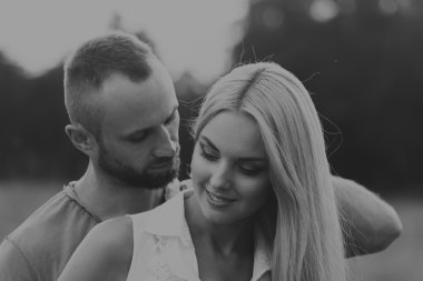 Müşterek eğitim salonunda genç Çift.