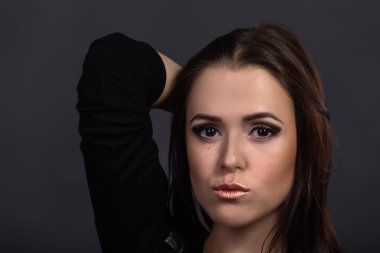 Koyu elbiseli güzel esmer