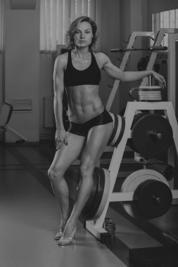 Güzel kız egzersizleri spor salonunda alır.