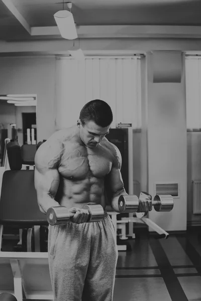 Entraînement de force athlète professionnel dans la salle de gym — Photo