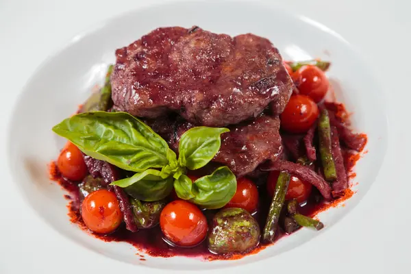 Carne grigliata saporita con salsa con verdure — Foto Stock