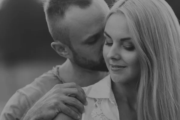 Jovem casal no ginásio no treinamento conjunto . — Fotografia de Stock