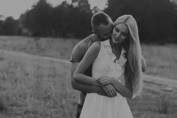 Jovem casal no ginásio no treinamento conjunto . — Fotografia de Stock