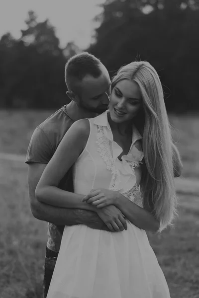 Jovem casal no ginásio no treinamento conjunto . — Fotografia de Stock