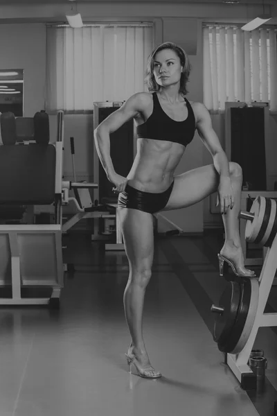 Frumos fata ia exerciții în sala de gimnastică — Fotografie, imagine de stoc