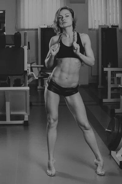 Vacker flicka tar övningar i gymmet — Stockfoto
