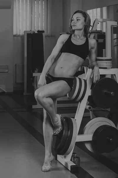 Hermosa chica toma ejercicios en el gimnasio —  Fotos de Stock