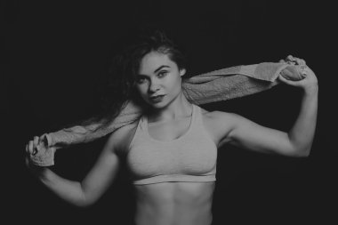 Karanlık bir arka plan üzerinde güzel spor kız