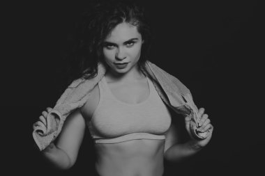 Karanlık bir arka plan üzerinde güzel spor kız