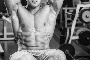 Gücü eğitim profesyonel sporcu spor salonunda