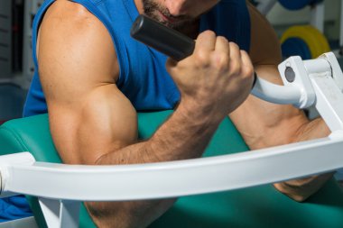 Gücü eğitim profesyonel sporcu spor salonunda