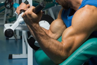 Gücü eğitim profesyonel sporcu spor salonunda