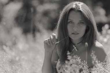 Genç ve çekici kız güzel yaz aylarında güneşli çayırlar orta elbise