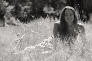 Genç ve çekici kız güzel yaz aylarında güneşli çayırlar orta elbise