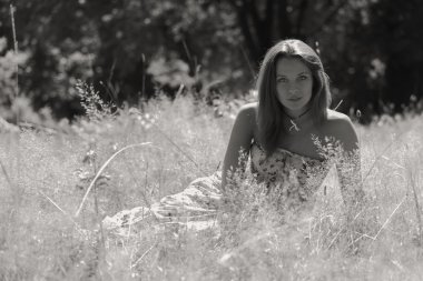 Genç ve çekici kız güzel yaz aylarında güneşli çayırlar orta elbise