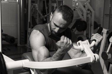 Gücü eğitim profesyonel sporcu spor salonunda