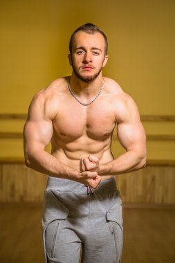 Spor salonundaki kaslı adam