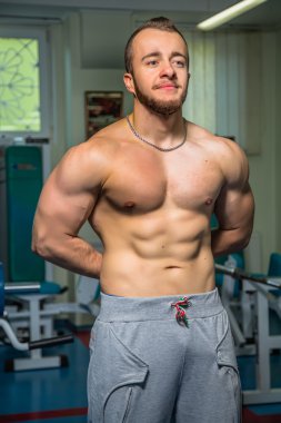 Spor salonundaki kaslı adam