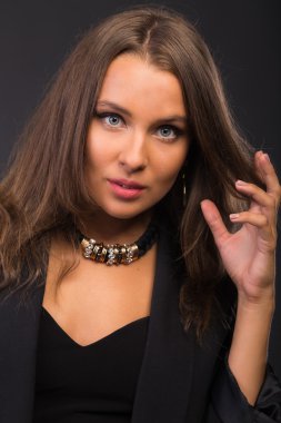 Koyu elbiseli güzel esmer