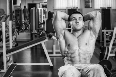 Gücü eğitim profesyonel sporcu spor salonunda