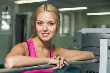 Güzel kız egzersizleri spor salonunda alır.