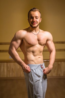 Spor salonundaki kaslı adam