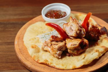 Lezzetli et yemek sebzeli pide üzerinde