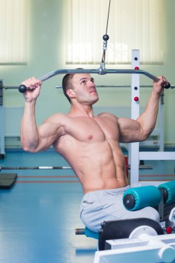 Gücü eğitim profesyonel sporcu spor salonunda