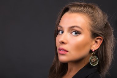 Koyu elbiseli güzel esmer