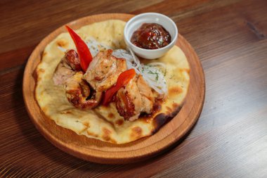 Lezzetli et yemek sebzeli pide üzerinde.