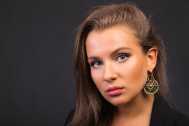 Koyu elbiseli güzel esmer